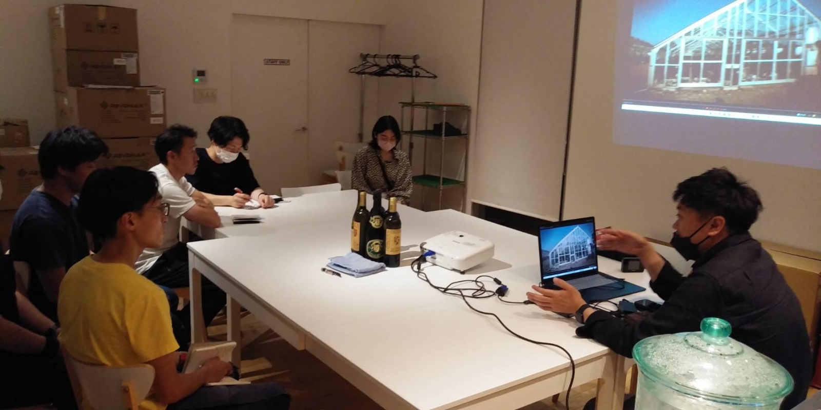 狛江本店にて、山梨県は勝沼醸造より有賀淳様をお招きし、勉強会を開催しました!「甲州に特化し、甲州で世界へ」1300年以上の歴史を誇る日本固有のぶどう品種「甲州」。そんな甲州ぶどうを品質にこだわり自らの手で栽培。ワインだって地酒!という思いのもと、勝沼の地に根差した「土地と人のつながり」を感じられる最高のワインをつくり続けています。フラッグシップである「アルガブランカ」シリーズをはじめ、勝沼醸造のワインは洋食のみならず和食にもピッタリ!繊細さや上品さに個性を兼ね備えた上質なワイン。人々に感動を与える甲州の味わいを、ぜひご堪能ください!