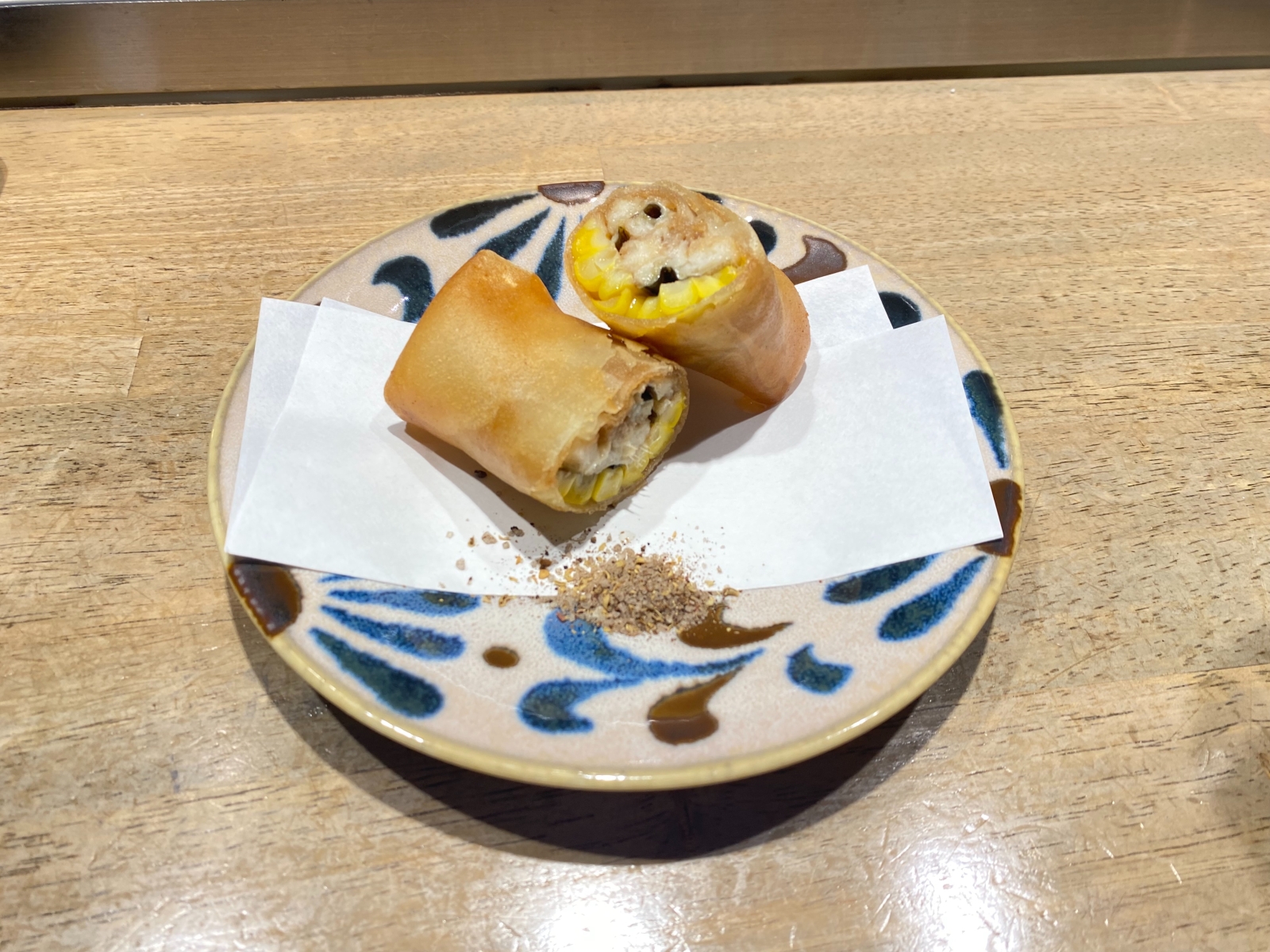 煮穴子とトウモロコシの春巻き 山椒塩を添えて