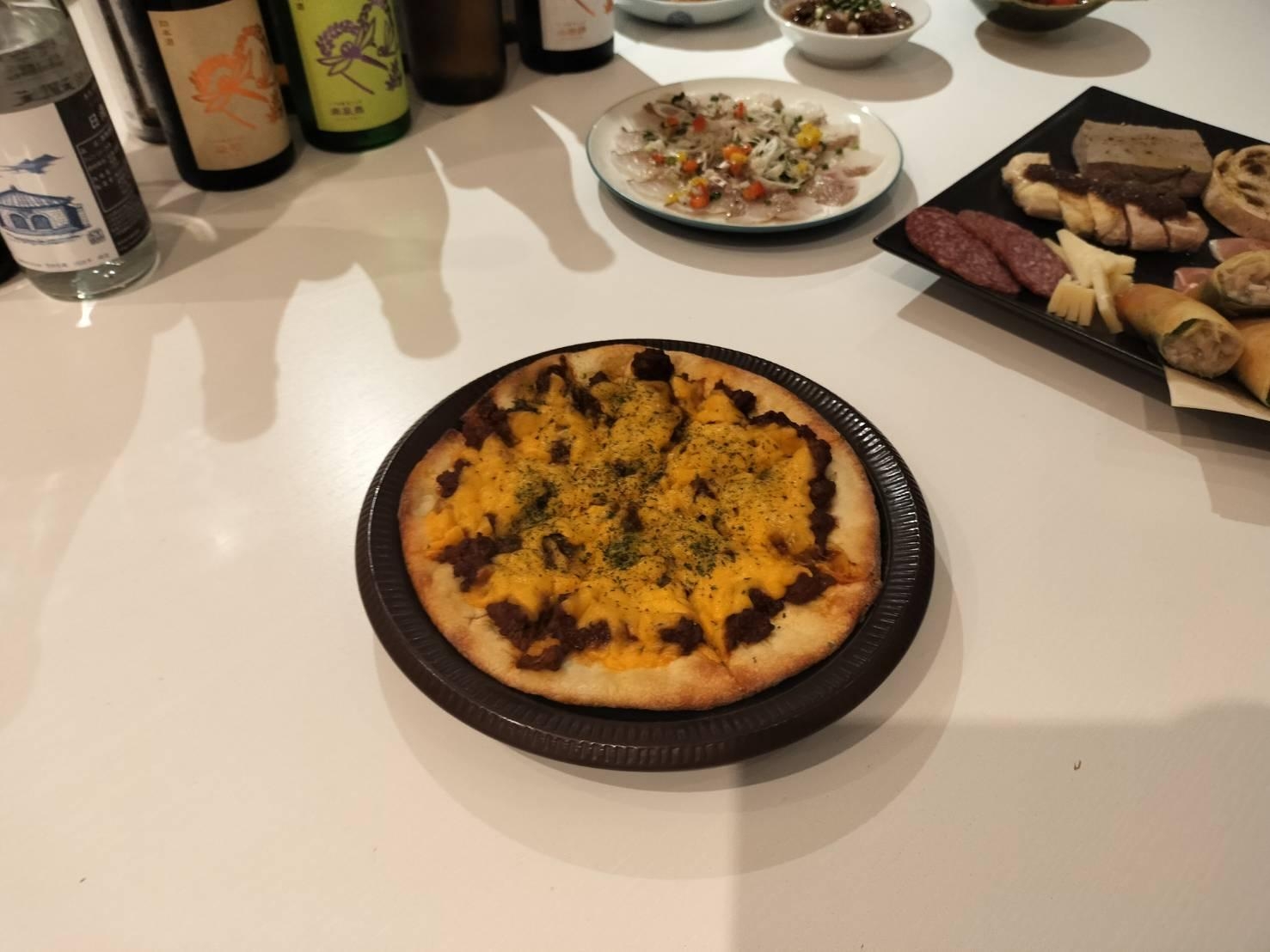 常連のお客さまがピザを差し入れしてくれました!ありがとうございます!
