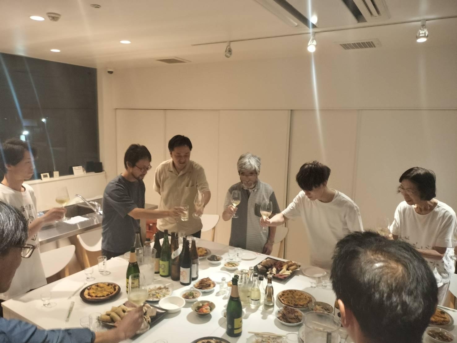 社長と女将さんのあいだで乾杯!