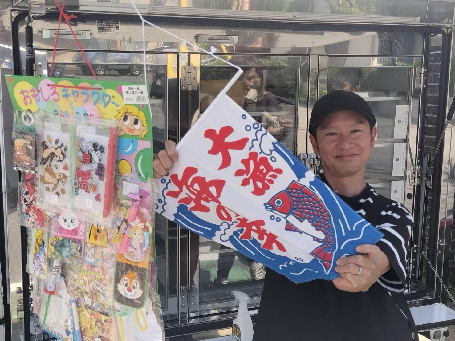 4月13日、14日と魚屋『紡庵』さんが移動販売車で籠屋に来てくれました!北陸の漁港で水揚げされた新鮮な魚を販売しました!籠屋のお酒と一緒に買って帰られる方がたくさんいました。また来ていただけるときはインスタで告知します!