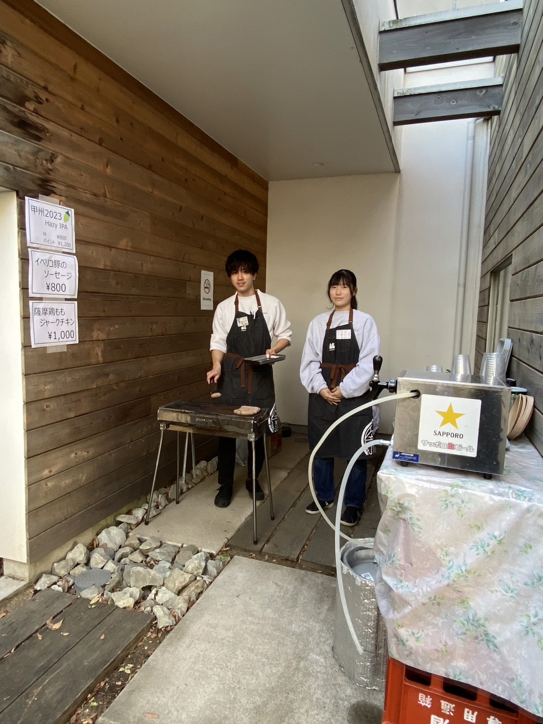 入口で炭火焼きを用意しました!